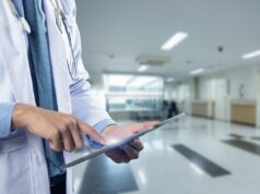 O novo modelo de pagamento do Medicare foi desenvolvido para IA, e a maior parte do mundo da tecnologia não tem ideia Close-up of a physician's hands holding a tablet, used in a post about healthcare startup Regard