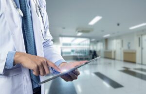 O novo modelo de pagamento do Medicare foi desenvolvido para IA, e a maior parte do mundo da tecnologia não tem ideia Close-up of a physician's hands holding a tablet, used in a post about healthcare startup Regard