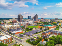 O novo site do Lumbee explica a próxima alteração na votação dos jogos tribais antes de junho Vista aérea do centro de Greensboro, Carolina do Norte, apresentando o horizonte da cidade, o estádio de beisebol, edifícios comerciais e bairros vizinhos. O novo site do Lumbee explica a próxima alteração na votação dos jogos tribais antes de junho
