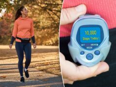O número de passos que você precisa caminhar por dia para manter a perda de peso – não, não são 10.000 Uma mulher atlética feliz com fones de ouvido, um moletom com capuz laranja e leggings escuras caminha por um parque de outono.