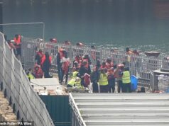 O número de travessias de pequenos barcos de migrantes está prestes a atingir um total impressionante de 200.000 desde o início da crise – apesar de centenas de milhões de libras enviadas aos franceses para impedi-la Dezenas de migrantes que foram recolhidos pela Força de Fronteira no meio do Canal da Mancha e depois desembarcaram no cais de Dover