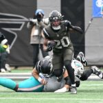 O running back dos Jets, Breece Hall (20), comemora após um touchdown.