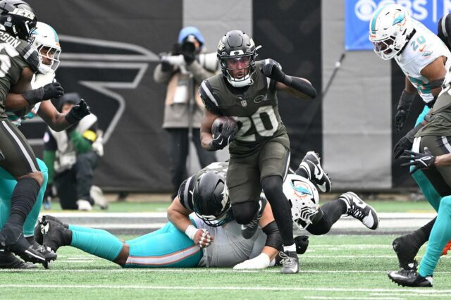O running back dos Jets, Breece Hall (20), comemora após um touchdown.