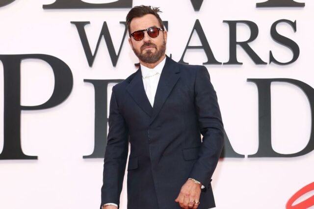 O papel 'irreconhecível' de Justin Theroux em 'O Diabo Veste Prada 2' confunde os espectadores
