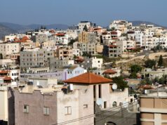 O policiamento de “dois níveis” de Israel e a epidemia de crimes nas cidades palestinas O Ministro da Segurança Nacional de extrema direita de Israel, Itamar Ben-Gvir, comemora depois que o parlamento de Israel aprovou uma lei na segunda-feira que torna a pena de morte uma sentença padrão para palestinos condenados em tribunais militares por ataques mortais, no Knesset, o parlamento de Israel em Jerusalém, 30 de março de 2026 REUTERS/Oren Ben Hakoon ISRAEL OUT. NÃO HÁ VENDAS COMERCIAIS OU EDITORIAIS EM ISRAEL
