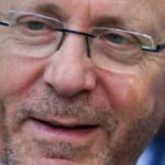 Herzog (à esquerda, ao lado do primeiro-ministro Benjamin Netanyahu) é uma figura principalmente cerimonial, mas as suas palavras têm peso.