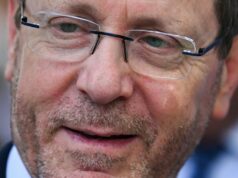 O presidente de Israel fala sobre a crescente violência e brutalidade israelense Herzog (à esquerda, ao lado do primeiro-ministro Benjamin Netanyahu) é uma figura principalmente cerimonial, mas as suas palavras têm peso.