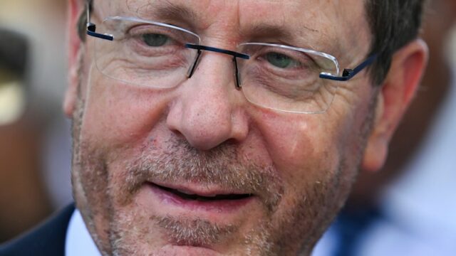 O presidente de Israel fala sobre a crescente violência e Herzog (à esquerda, ao lado do primeiro-ministro Benjamin Netanyahu) é uma figura principalmente cerimonial, mas as suas palavras têm peso.