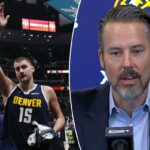 Nikola Jokic, nº 15 do Denver Nuggets, comemora ao deixar a quadra depois que seu time derrotou o Minnesota Timberwolves no jogo cinco da primeira rodada dos playoffs da Conferência Oeste da NBA na Ball Arena em 27 de abril de 2026 em Denver, Colorado.