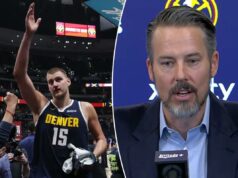 O presidente do Nuggets deixa clara a posição comercial de Nikola Jokic após o fracasso dos playoffs Nikola Jokic, nº 15 do Denver Nuggets, comemora ao deixar a quadra depois que seu time derrotou o Minnesota Timberwolves no jogo cinco da primeira rodada dos playoffs da Conferência Oeste da NBA na Ball Arena em 27 de abril de 2026 em Denver, Colorado.