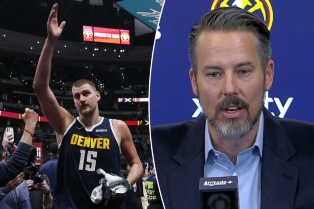 Nikola Jokic, nº 15 do Denver Nuggets, comemora ao deixar a quadra depois que seu time derrotou o Minnesota Timberwolves no jogo cinco da primeira rodada dos playoffs da Conferência Oeste da NBA na Ball Arena em 27 de abril de 2026 em Denver, Colorado.