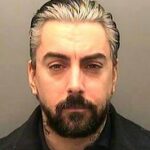 O cantor pedófilo do Lostprophets, Ian Watkins, foi assassinado em um ataque de faca à cela de prisão de 20 segundos por um colega preso, um tribunal ouviu na quinta-feira