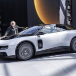 Ray Massey fotografado com o primeiro carro totalmente elétrico da Ferrari, o Luce. O design foi concebido em parceria com Sir Jony Ive da Apple