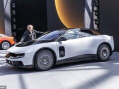 O primeiro EV da Ferrari está aqui! A empresa automobilística mais icônica do mundo dá seu salto dramático para a eletricidade com o Luce de £ 500 mil Ray Massey fotografado com o primeiro carro totalmente elétrico da Ferrari, o Luce. O design foi concebido em parceria com Sir Jony Ive da Apple