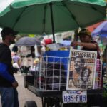 No bairro histórico de Bogotá, artistas de rua pintam um retrato do candidato de esquerda Iván Cepeda.