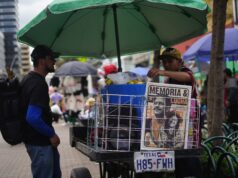 O primeiro governo de esquerda da Colômbia reduziu a pobreza, mas tem uma pilha de dívidas No bairro histórico de Bogotá, artistas de rua pintam um retrato do candidato de esquerda Iván Cepeda.