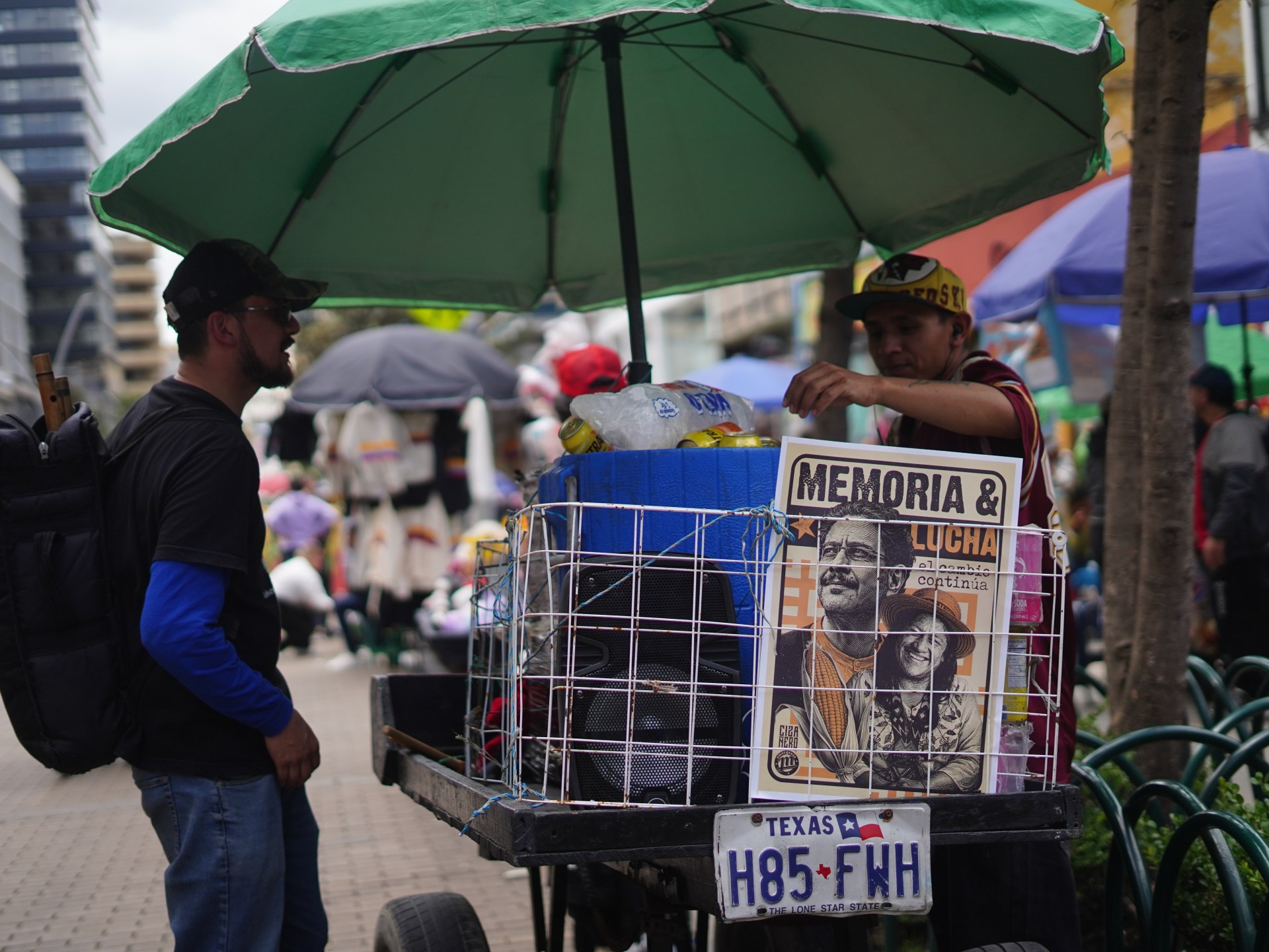 No bairro histórico de Bogotá, artistas de rua pintam um retrato do candidato de esquerda Iván Cepeda.