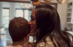O príncipe Archie comemora seu 7º aniversário a 8.000 quilômetros de distância da família real – como especialistas afirmam que seu nascimento deu a Harry e Meghan a ‘energia para defender o que era certo para eles’ O príncipe Archie celebrará hoje seu sétimo aniversário a mais de 8.000 quilômetros de distância da família real, que só conheceu o filho do duque e da duquesa de Sussex algumas vezes.