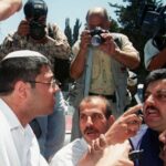 Junho de 2000: Ben-Gvir levanta o punho contra os guardas palestinos enquanto os israelenses marcham pela Jerusalém Oriental, tradicionalmente árabe.