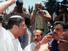 O provocador de Israel: o ministro que insultou os ativistas da flotilha tem um longo histórico de ações extremas Junho de 2000: Ben-Gvir levanta o punho contra os guardas palestinos enquanto os israelenses marcham pela Jerusalém Oriental, tradicionalmente árabe.
