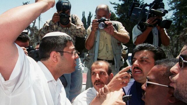 Junho de 2000: Ben-Gvir levanta o punho contra os guardas palestinos enquanto os israelenses marcham pela Jerusalém Oriental, tradicionalmente árabe.