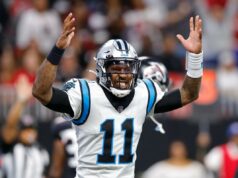 O quarterback PJ Walker se aposenta aos 31 anos após superar as probabilidades de uma chance na NFL Um jogador do Cleveland Browns segura um uniforme de futebol, olhando por baixo do capacete.