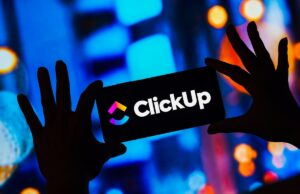 O que a demissão em massa da ClickUp nos diz sobre o futuro do trabalho ClickUp logo on a smartphone