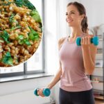 Um close do Triple Herb Freekeh, um antigo prato de grãos, servido em uma tigela de barro com um padrão branco ondulado ao longo da borda.