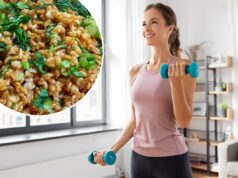 O que é Freekeh? O grão antigo rico em proteínas e rico em fibras que é bom para o cérebro e o metabolismo Um close do Triple Herb Freekeh, um antigo prato de grãos, servido em uma tigela de barro com um padrão branco ondulado ao longo da borda.