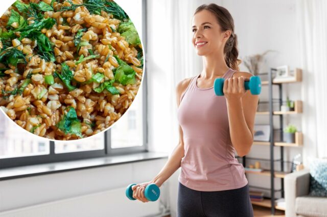 O que é Freekeh? O grão antigo rico em proteínas Um close do Triple Herb Freekeh, um antigo prato de grãos, servido em uma tigela de barro com um padrão branco ondulado ao longo da borda.