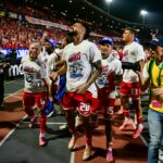 Jogadores panamianos comemoram após vencer a partida de futebol das eliminatórias da Copa do Mundo FIFA de 2026 para a Concacaf entre Panamá e El Salvador, no Estádio Rommel Fernandez, na Cidade do Panamá, em 18 de novembro de 2025. (Foto de MARTIN BERNETTI / AFP)