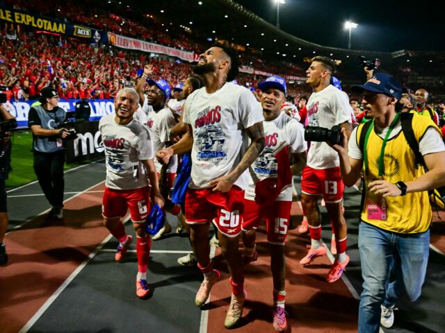 Jogadores panamianos comemoram após vencer a partida de futebol das eliminatórias da Copa do Mundo FIFA de 2026 para a Concacaf entre Panamá e El Salvador, no Estádio Rommel Fernandez, na Cidade do Panamá, em 18 de novembro de 2025. (Foto de MARTIN BERNETTI / AFP)