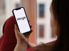 O que são esses batimentos cardíacos no Hinge? coração roxo ao lado do nome Sarah na dobradiça
