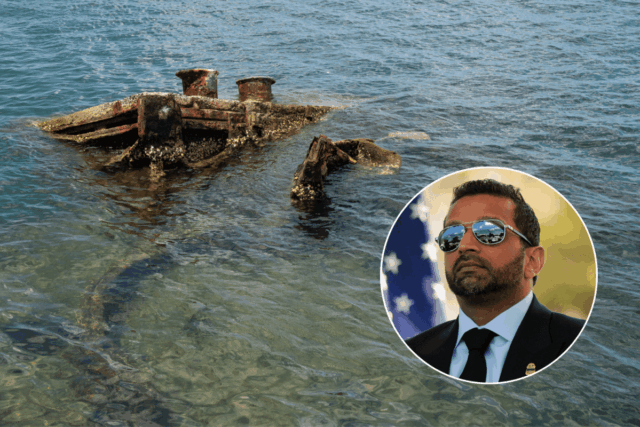 O que torna o 'USS Arizona' diferente de qualquer outro U.S. sailors stand amid wreckage watching as the