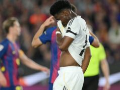 O que vem a seguir para o Real Madrid depois do triunfo do Barcelona na La Liga e no Clássico? Kylian Mbappe, Vinicius Junior e Jude Bellingham, do Real Madrid, se alinham antes de uma partida da La Liga