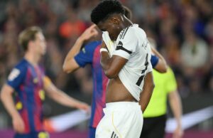 O que vem a seguir para o Real Madrid depois do triunfo do Barcelona na La Liga e no Clássico? Kylian Mbappe, Vinicius Junior e Jude Bellingham, do Real Madrid, se alinham antes de uma partida da La Liga
