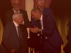 O radiante David Attenborough é aplaudido de pé ao se sentar ao lado do Príncipe William na comemoração do 100º aniversário com convidados repletos de estrelas O príncipe William aplaudiu David Attenborough quando ele chegou ao Royal Albert Hall para comemorar os 100 anos no planeta Terra com uma série de convidados repletos de estrelas