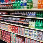 Garrafas de refrigerante Bubble Up em embalagens verdes de 4 e azuis