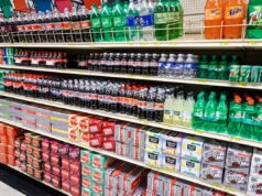 O refrigerante da velha escola que passou de uma marca top a quase inencontrável Garrafas de refrigerante Bubble Up em embalagens verdes de 4 e azuis