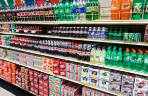O refrigerante da velha escola que passou de uma marca top a quase inencontrável Garrafas de refrigerante Bubble Up em embalagens verdes de 4 e azuis
