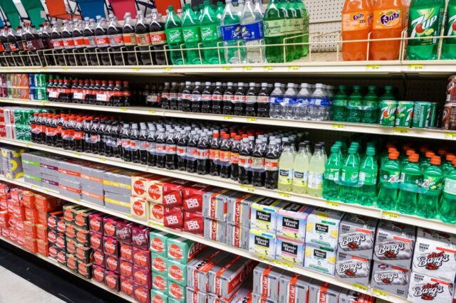 Garrafas de refrigerante Bubble Up em embalagens verdes de 4 e azuis 