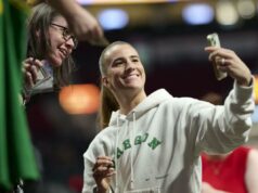 O regresso a casa no Oregon atrapalhou os feridos Sabrina Ionescu e Satou Sabally Sabrina Ionescu, que estrelou pelo Oregon Ducks, tira uma selfie com um fã antes da derrota do Liberty por 98-96 para o Fire em 12 de maio de 2026 em Portland, Oregon.