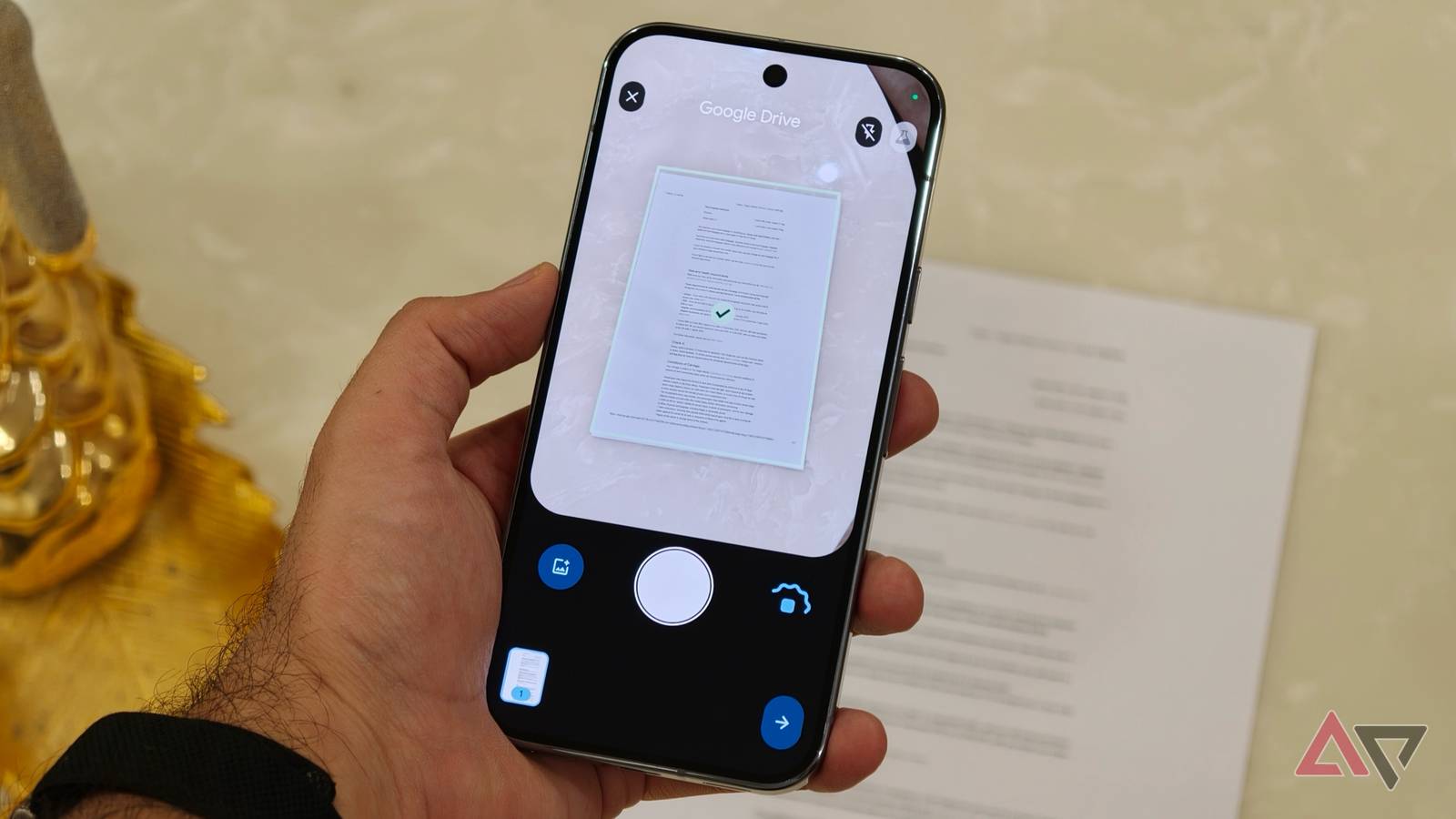 Logotipo do Google Drive com barra de pesquisa e ícones para modo off-line, histórico de versões, painel de atividades e scanner