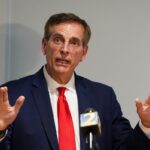 Brad Raffensperger fala à mídia e aos apoiadores.