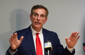 O secretário de Estado da Geórgia, Brad Raffensperger, é citado em ‘manifesto’ ameaçador antes do susto de bomba: relatório Brad Raffensperger fala à mídia e aos apoiadores.