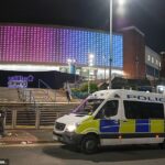 Vans da polícia estavam estacionadas fora da arena na sexta-feira enquanto uma busca era realizada, após a descoberta de uma “bolsa potencialmente suspeita”.