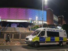 O show de Peter Kay foi interrompido por uma farsa de bomba, diz a polícia quando um jovem de 19 anos foi preso e mantido sob custódia Vans da polícia estavam estacionadas fora da arena na sexta-feira enquanto uma busca era realizada, após a descoberta de uma “bolsa potencialmente suspeita”.