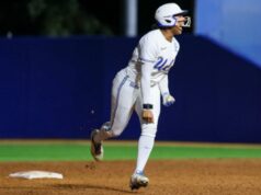 O softball da UCLA se recupera para uma vitória selvagem sobre Cal Baptist na abertura do torneio da NCAA A caloura Jolyna Lamar comemora ao contornar as bases depois de acertar o home run de duas corridas que empatou o jogo na sétima entrada da vitória da UCLA por 12-11 sobre Cal Baptist na abertura do torneio da NCAA em 15 de maio de 2026 em Los Angeles.