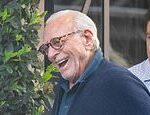 O sogro bilionário de Brooklyn Beckham, Nelson Peltz, é visto deixando o exclusivo hotel Claridge's em Londres em meio a uma rivalidade familiar
