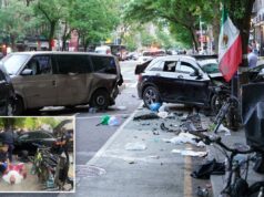 O suposto motorista bêbado que matou 2 pessoas em um acidente de terror em Nova York estava a apenas 2 quarteirões de sua casa: policiais Um policial cuida de um homem de agasalho vermelho e branco deitado na calçada ao lado de um SUV preto danificado e de bicicletas, cercado por outros policiais e curiosos.
